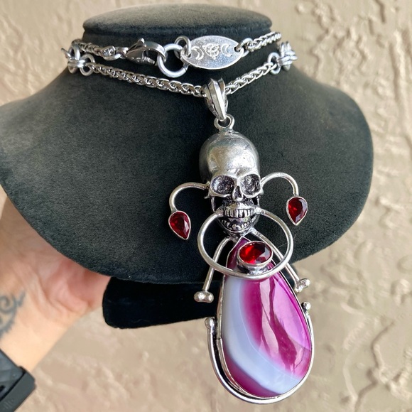 Genuine white & fuchsia pink agate & garnet gemstones skull boho goth necklace - Picture 5 of 11
